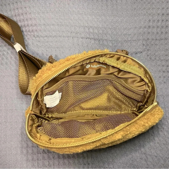NWT! Lululemon Everywhere Fleece Belt Bag Burnt Caramel - Picture 7 of 14